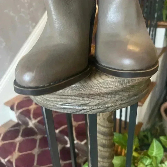 Lucky Brand Embrleigh boot. Worn once. Very good condition size 7. Leather taupe - Picture 11 of 15